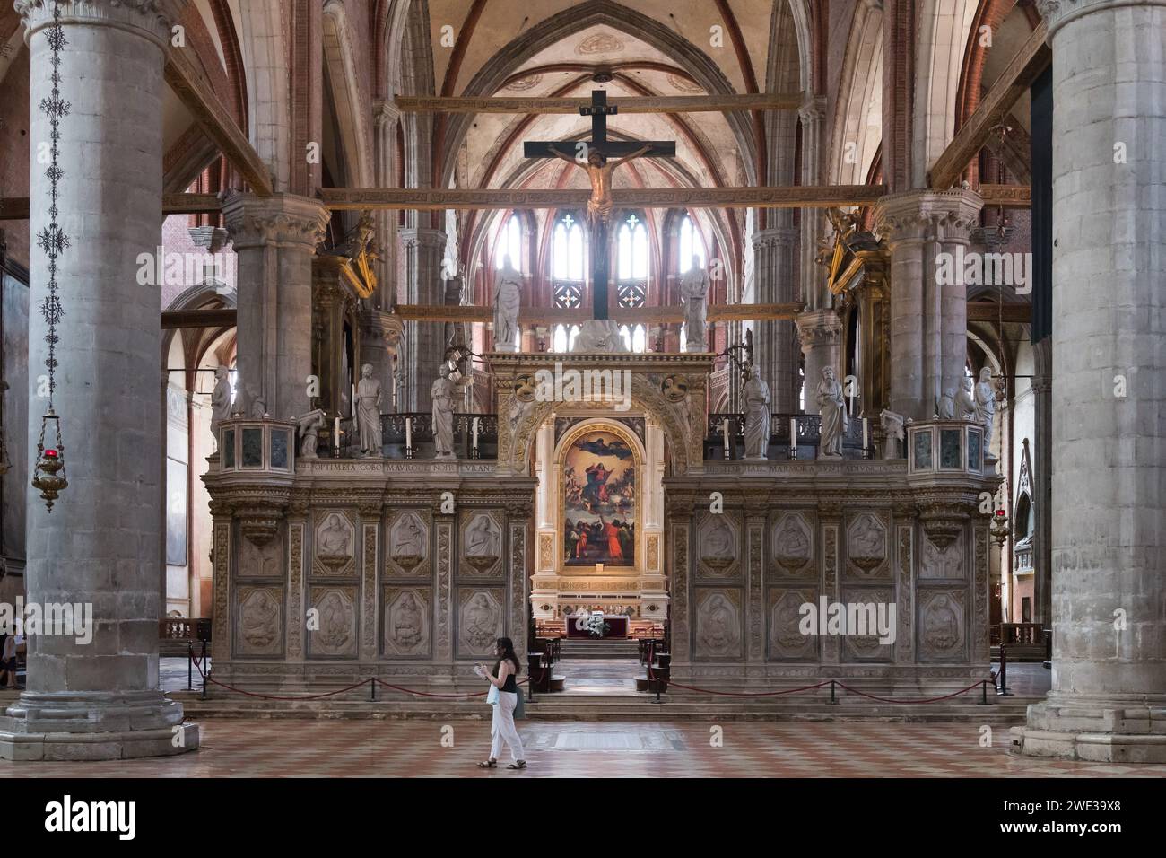 Setto in marmo del coro dei Frati gotici lignei di Marco e Francesco Cozzi del XV secolo e del Rinascimento italiano assunzione della Vergine Foto Stock