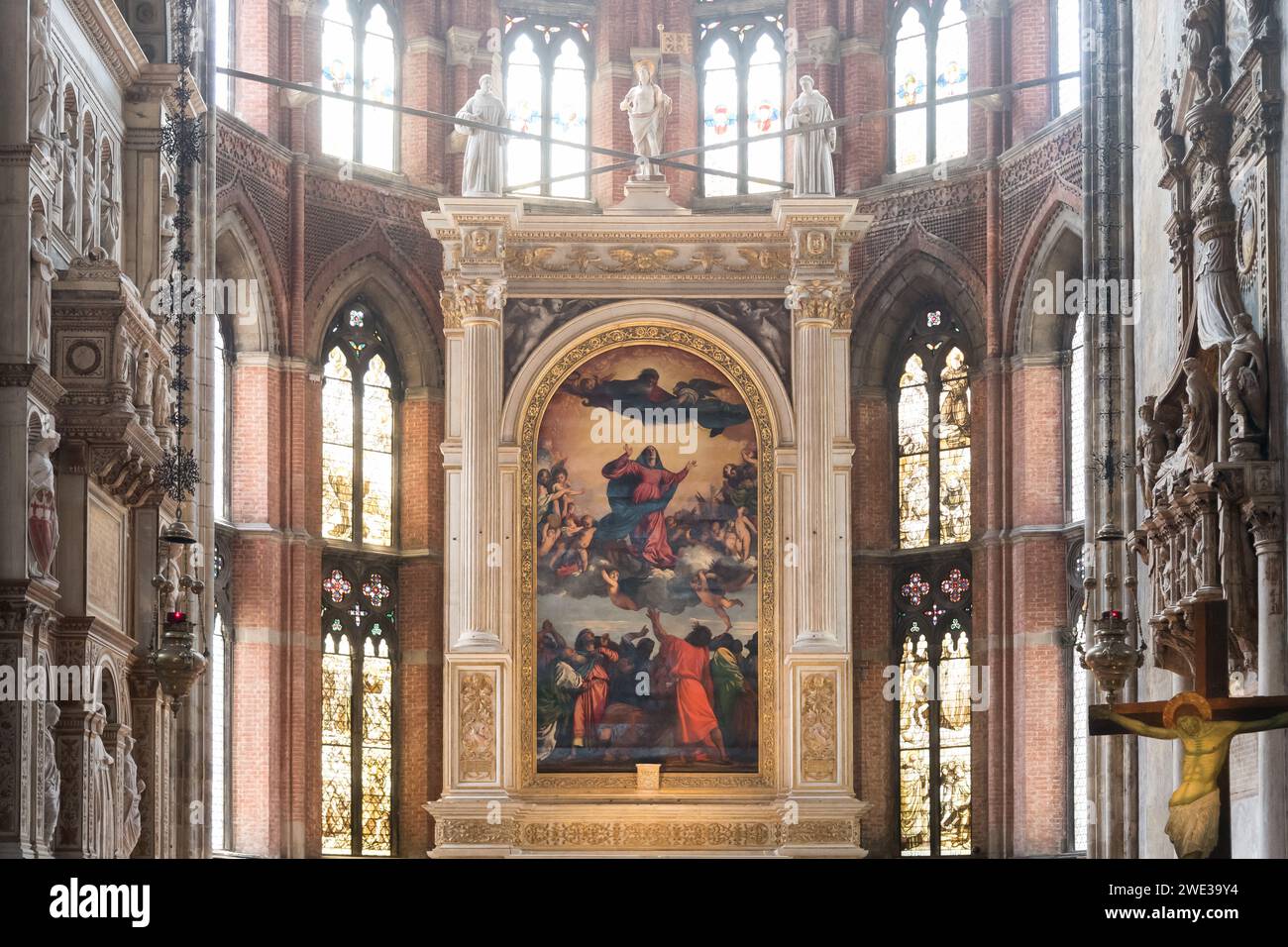 Rinascimento italiano assunzione della Vergine dipinto di Tiziano del XVI secolo nell'altare maggiore nella Basilica gotica di Santa Maria Gloriosa dei Frari (F Foto Stock