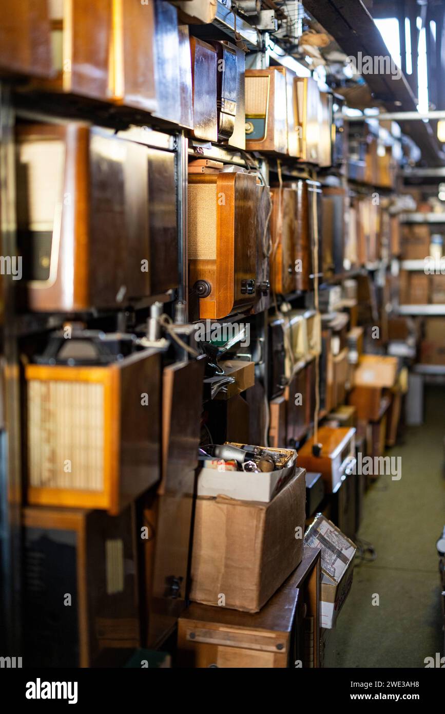 DAS Depot des Thueringer Elektromuseums im Erfurter Zughafen foto vom 05.01.2024. Die Ausstellungsstuecke sind schon vorhanden. Doch es mangelt an Moeglichkeiten diese zu zeigen. Gemeinsam mit dem Land und Partnern aus der Thueringer industrie ein Verein einzigartiges Landesmuseum fuer Elektrotechnik eroeffnen, seit nunmehr 13 Jahren. Siehe epd-Feature SOLO PER USO EDITORIALE *** il deposito del Museo elettrico della Turingia nel porto ferroviario di Erfurts foto dal 05 01 2024 le mostre sono già lì, ma mancano le opportunità di mostrarle insieme allo stato e ai partner Foto Stock DAS Depot des Thueringer Elektromuseums im Erfurter Zughafen foto vom 05.01.2024. Die Ausstellungsstuecke sind schon vorhanden. Doch es mangelt an Moeglichkeiten diese zu zeigen. Gemeinsam mit dem Land und Partnern aus der Thueringer industrie ein Verein einzigartiges Landesmuseum fuer Elektrotechnik eroeffnen, seit nunmehr 13 Jahren. Siehe epd-Feature SOLO PER USO EDITORIALE *** il deposito del Museo elettrico della Turingia nel porto ferroviario di Erfurts foto dal 05 01 2024 le mostre sono già lì, ma mancano le opportunità di mostrarle insieme allo stato e ai partner Foto Stock