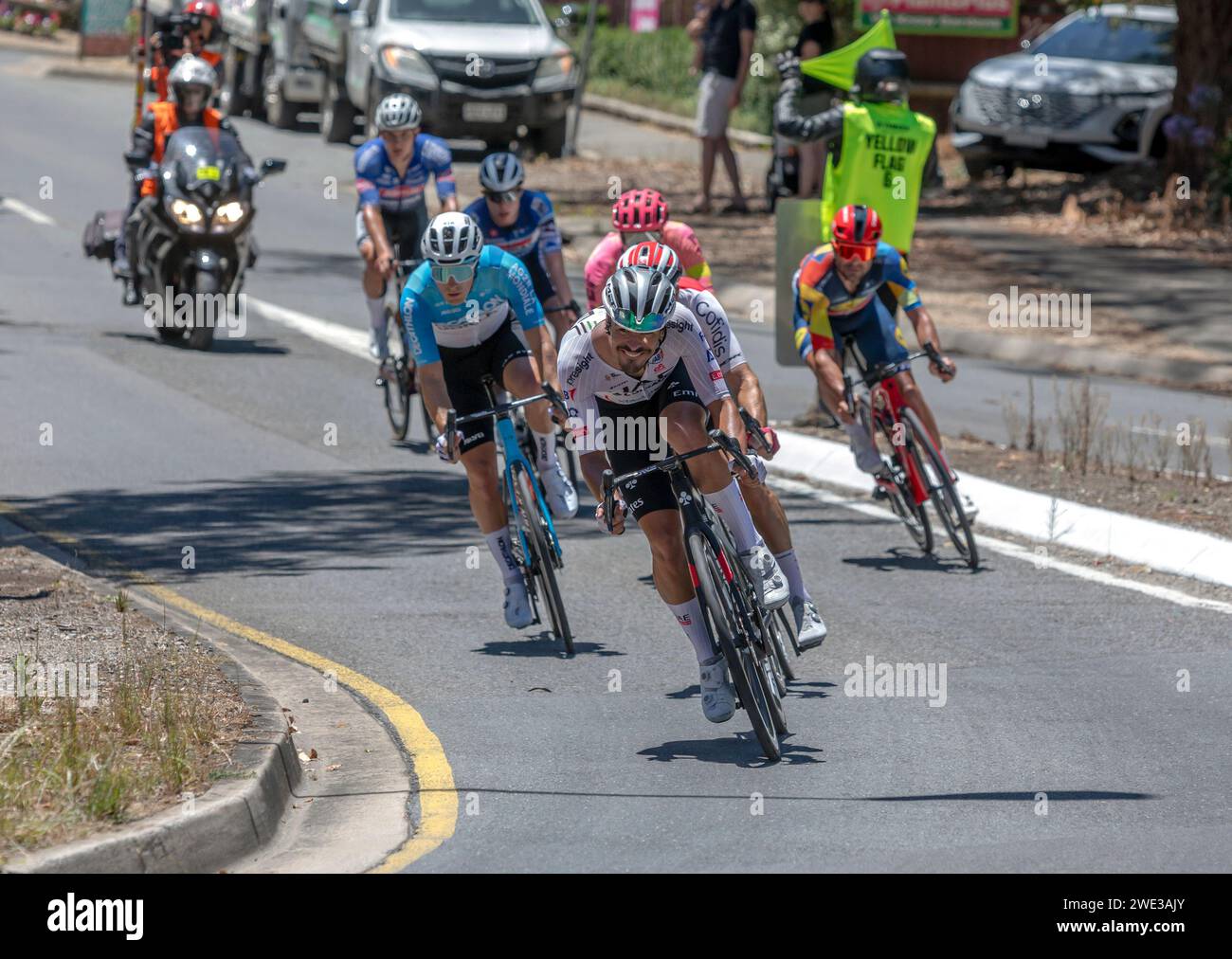 Un pilota dell'UAE Team Emirates guida la sesta fase del Tour Down Under mentre si dirige verso Main Street a Crafers in Australia meridionale. Foto Stock