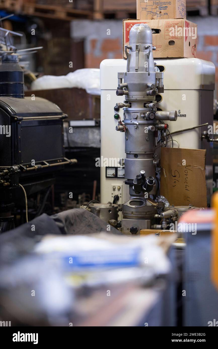 Ein Elektronenmikroskop im Depot des Thueringer Elektromuseums im Erfurter Zughafen foto vom 05.01.2024. Die Ausstellungsstuecke sind schon vorhanden. Doch es mangelt an Moeglichkeiten diese zu zeigen. Gemeinsam mit dem Land und Partnern aus der Thueringer industrie ein Verein einzigartiges Landesmuseum fuer Elektrotechnik eroeffnen, seit nunmehr 13 Jahren. Siehe epd-Feature SOLO PER USO EDITORIALE *** un microscopio elettronico nel deposito del Museo elettrico della Turingia a Erfurts Zughafen foto dal 05 01 2024 le mostre sono già lì, ma mancano le opportunità di mostrare Foto Stock Ein Elektronenmikroskop im Depot des Thueringer Elektromuseums im Erfurter Zughafen foto vom 05.01.2024. Die Ausstellungsstuecke sind schon vorhanden. Doch es mangelt an Moeglichkeiten diese zu zeigen. Gemeinsam mit dem Land und Partnern aus der Thueringer industrie ein Verein einzigartiges Landesmuseum fuer Elektrotechnik eroeffnen, seit nunmehr 13 Jahren. Siehe epd-Feature SOLO PER USO EDITORIALE *** un microscopio elettronico nel deposito del Museo elettrico della Turingia a Erfurts Zughafen foto dal 05 01 2024 le mostre sono già lì, ma mancano le opportunità di mostrare Foto Stock