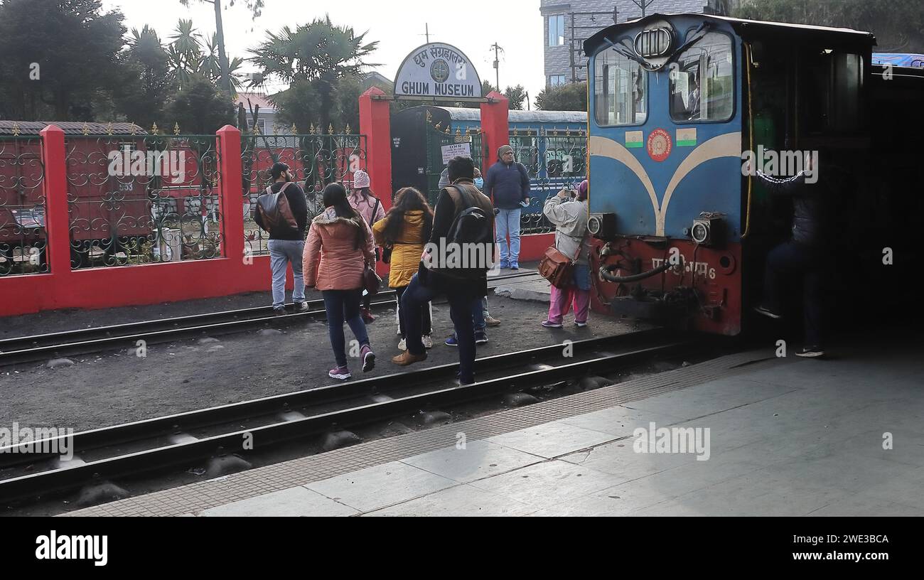 Darjeeling, Bengala Occidentale, India - 15 febbraio 2022: Patrimonio dell'umanità dell'UNESCO Darjeeling Himalayan Railway e la stazione ferroviaria più alta dell'India Ghum Foto Stock