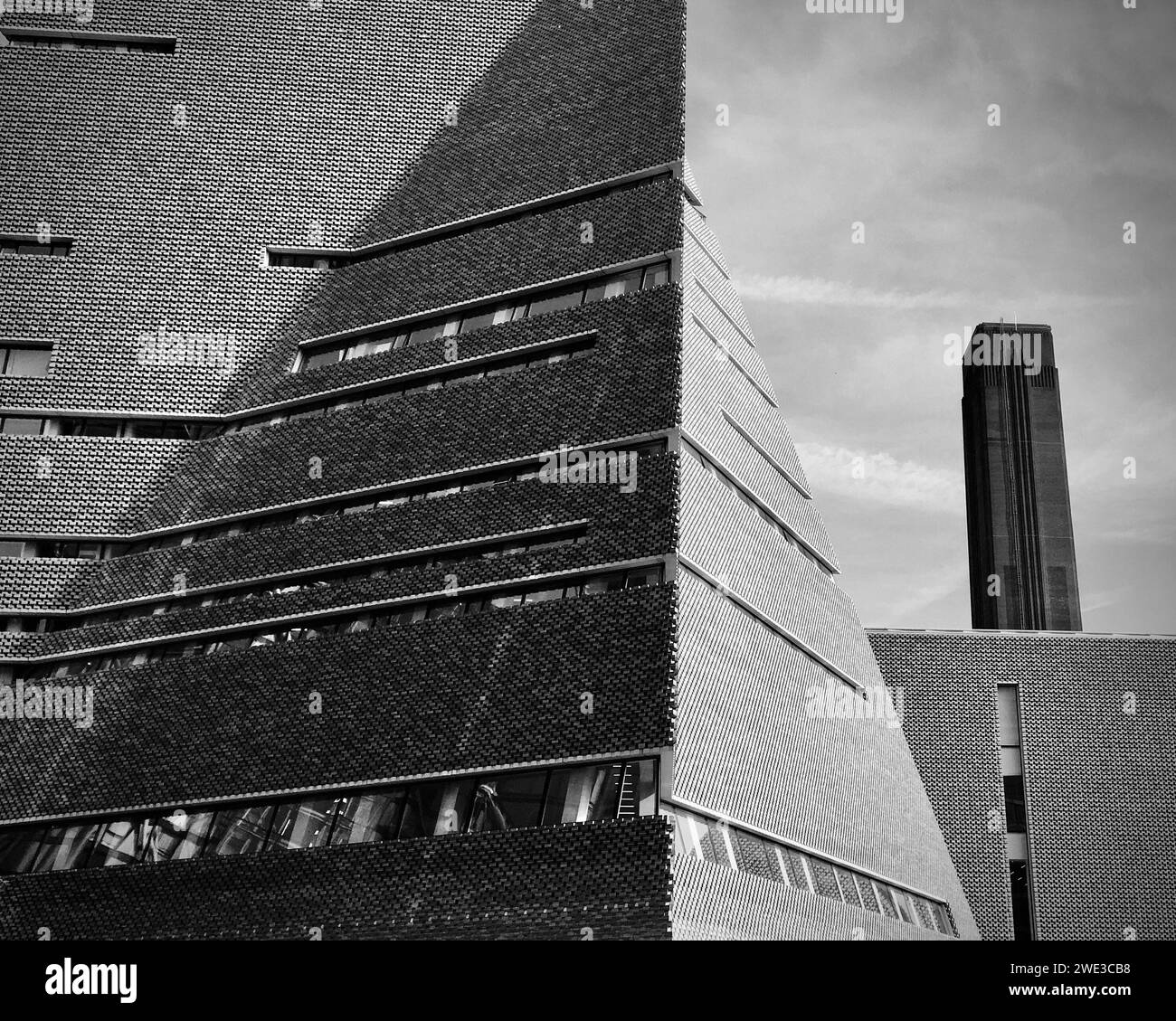 La nuova e vecchia architettura della Tate Modern con il grande e vecchio stack di camini della turbine Hall che include la nuova estensione dell'edificio. Foto Stock