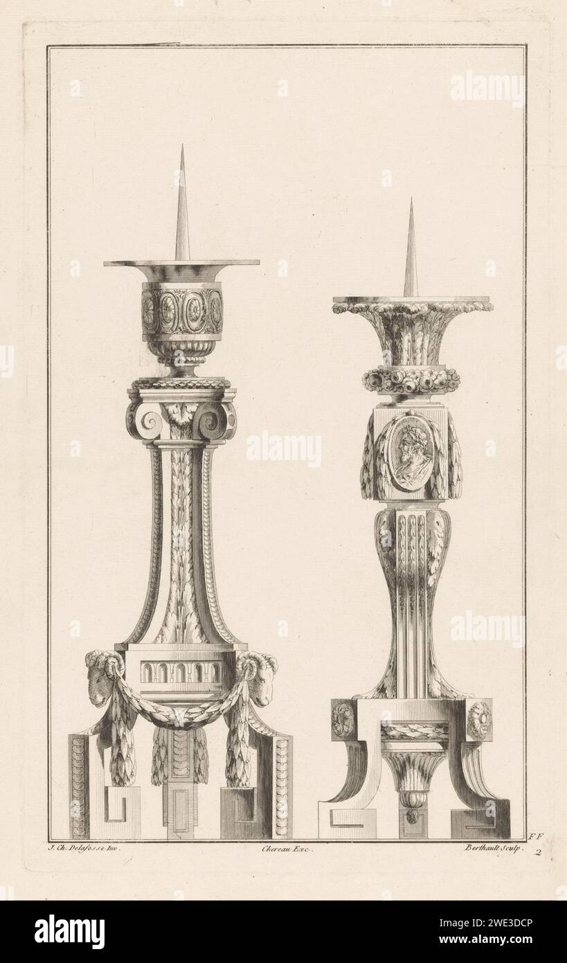 Bours Meta rame Cames Clock Center Center, Berthen, Jewquille Cops Colgueses, nel 1771 stampa due candelabri decorati, a sinistra con teste di ariete e una ghirlanda, a destra con blamotives e un medaglione ovale con ritratto maschile e Profil. Giornale di Parigi. lampadario per incisione/incisione su carta, candelabro. testa di ram  ornamento. ornamento  medaglione Foto Stock