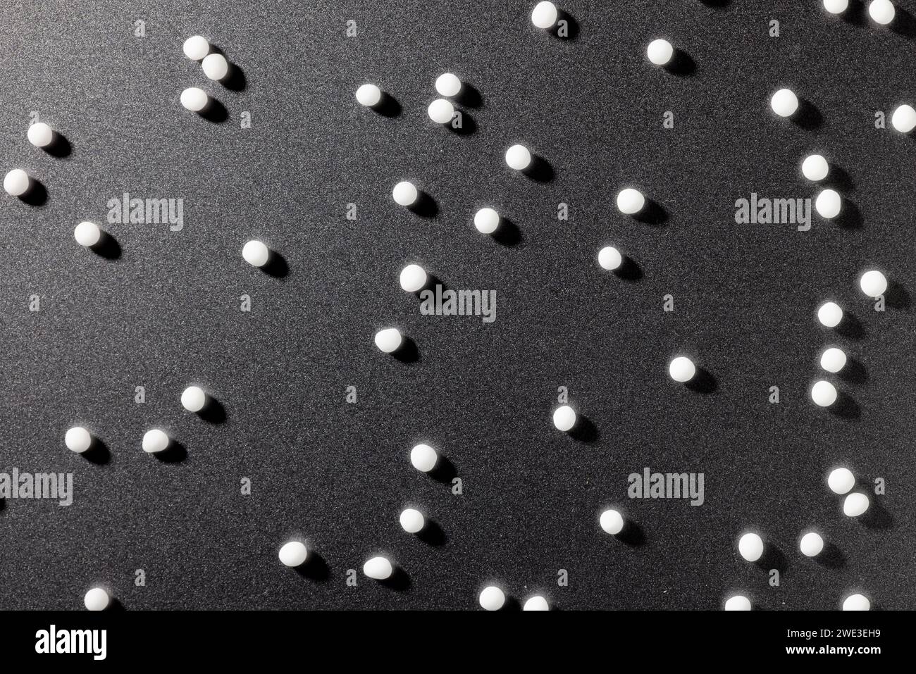 Globuli omeopatici su una superficie piana, medicina naturale, medicina alternativa, studio fotografico, 23.01.2024 Foto Stock