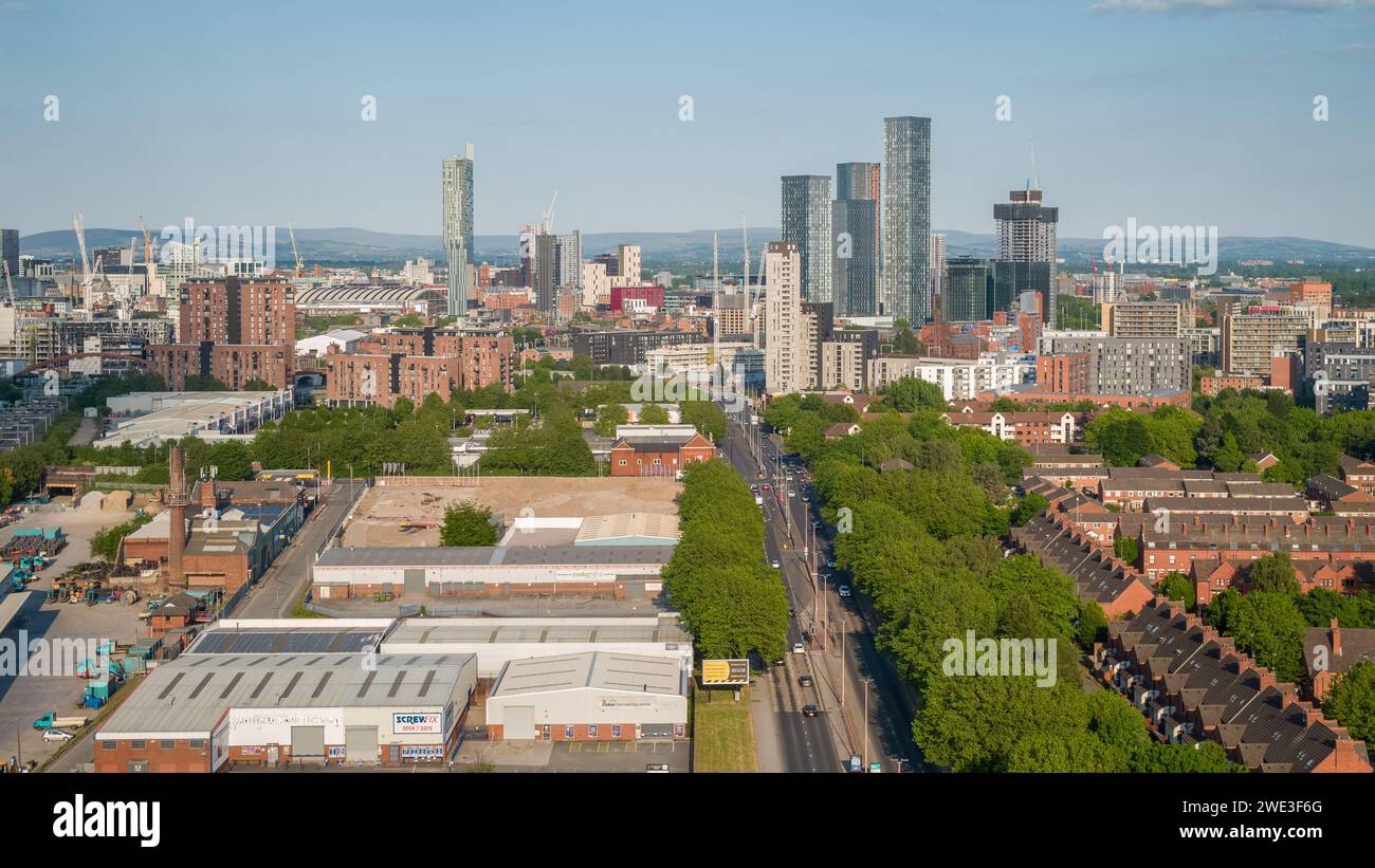 Immagine aerea del centro di Manchester in una serata soleggiata presa dalla M602 con Regent Road che corre in città e Regent Plaza pre-costruzione Foto Stock