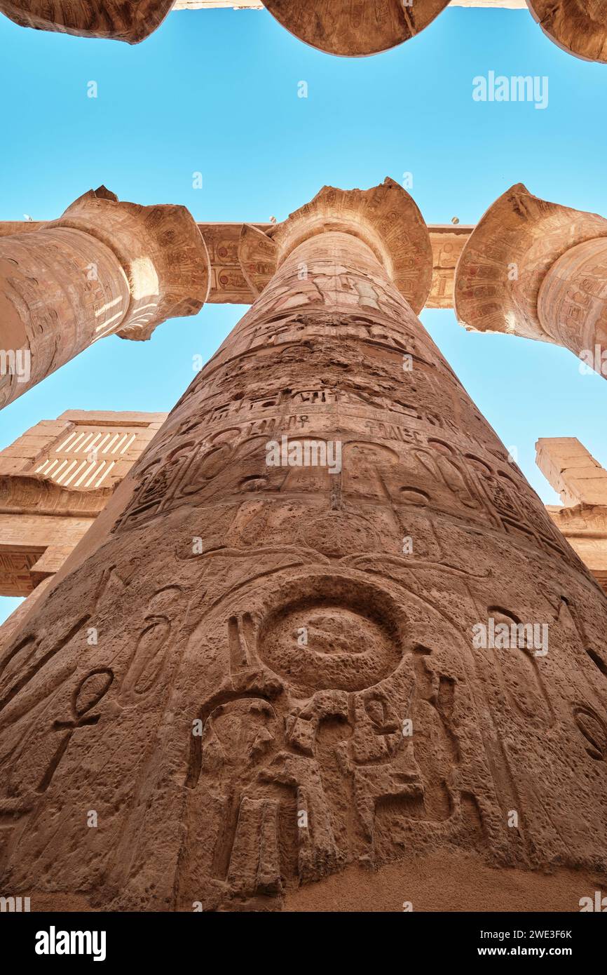 Luxor, Egitto - dicembre 26 2023: Sala ipostila con enormi colonne nel tempio di Karnak Foto Stock