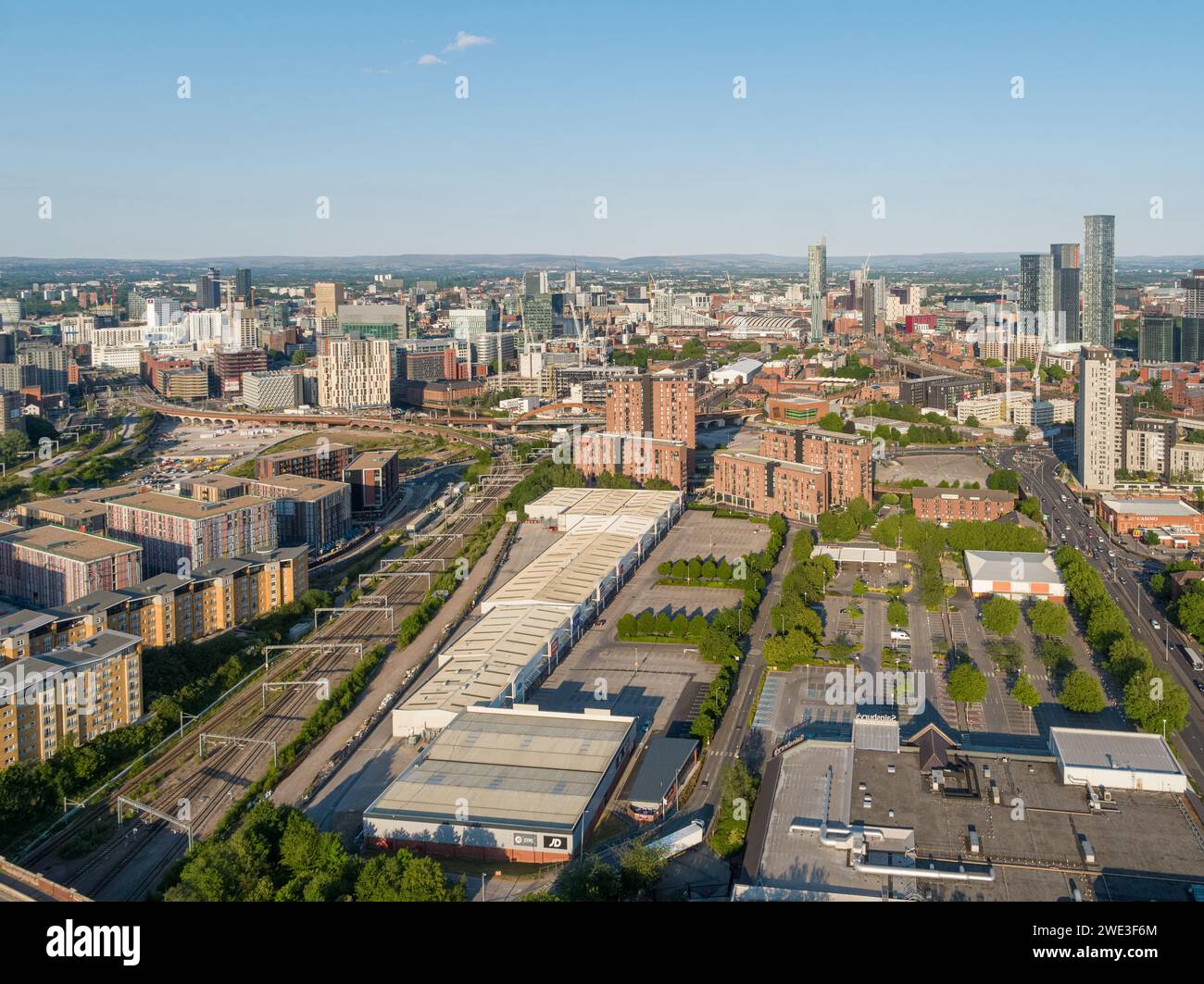 Foto aerea del centro di Manchester in una giornata di sole scattata dalla fine dell'autostrada M602 con Regent Road e la linea ferroviaria che conducono in città Foto Stock