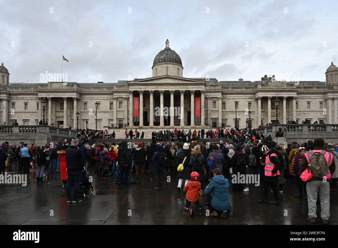 LONDRA, INGHILTERRA - 21 GENNAIO 2023: I religiosi di tutte le fedi si radunano a Trafalgar Square in preparazione della Peace Walk, Londra, Inghilterra chiede un cessate il fuoco tra Gaza e Palestina, la fine della guerra in Ucraina e la fine della guerra fredda contro la Cina. Credito: Vedere li/Picture Capital/Alamy Live News Foto Stock