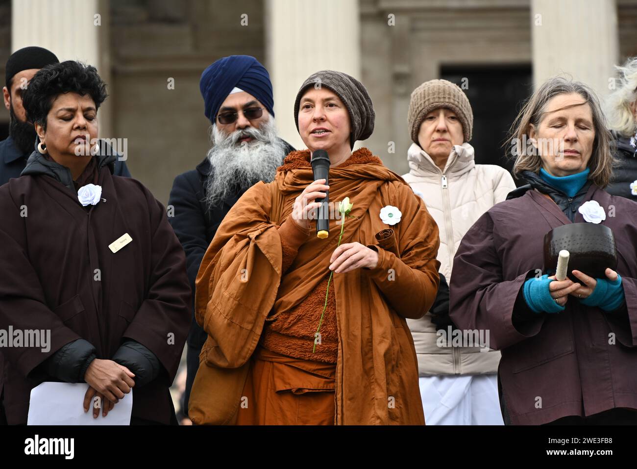 LONDRA, INGHILTERRA - 21 GENNAIO 2023: I religiosi di tutte le fedi si radunano a Trafalgar Square in preparazione della Peace Walk, Londra, Inghilterra chiede un cessate il fuoco tra Gaza e Palestina, la fine della guerra in Ucraina e la fine della guerra fredda contro la Cina. Credito: Vedere li/Picture Capital/Alamy Live News Foto Stock
