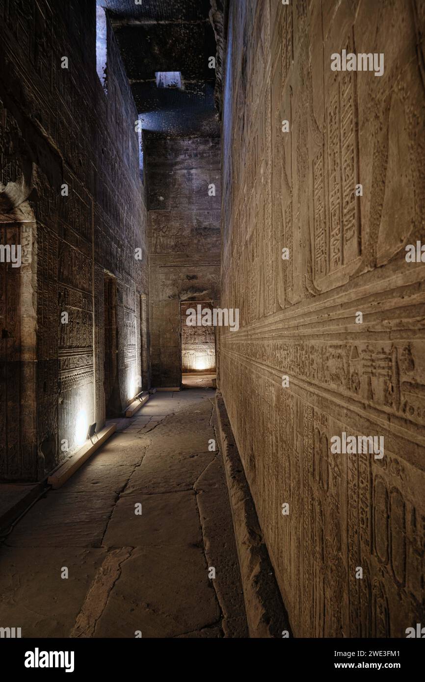 Qena, Egitto - dicembre 27 2023: Interno del Tempio di Hathor nel complesso del Tempio di Dendera, uno dei templi meglio conservati Foto Stock