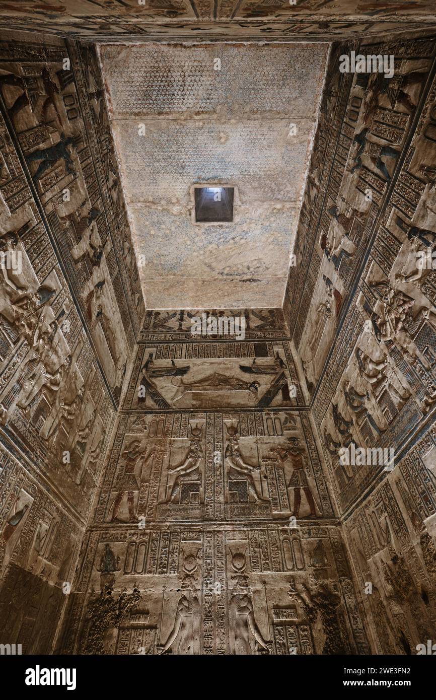 Qena, Egitto - dicembre 27 2023: Interno del Tempio di Hathor nel complesso del Tempio di Dendera, uno dei templi meglio conservati Foto Stock