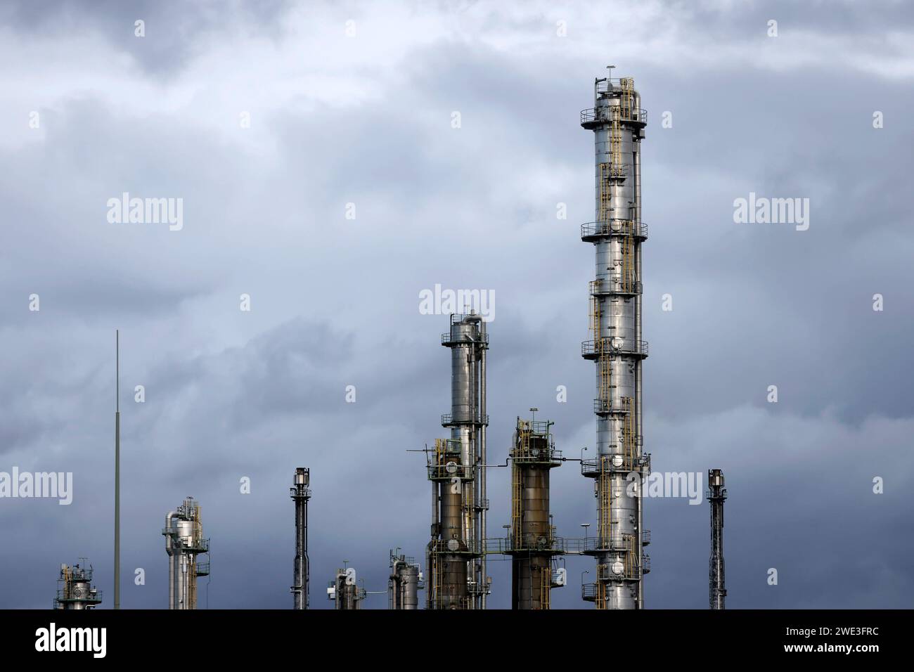 Industrieanlagen von Shell Energy a Wesseling bei Köln. Die Umgebung ist geprägt von Stromleitungen und Industrieschloten. Themenbild, Symbolbild. Wesseling, 22.01.2024 NRW Deutschland *** impianti industriali Shell Energys a Wesseling vicino Colonia l'area circostante è caratterizzata da linee elettriche e camini industriali immagine a tema, immagine simbolica Wesseling, 22 01 2024 NRW Germania Copyright: XChristophxHardtx Foto Stock