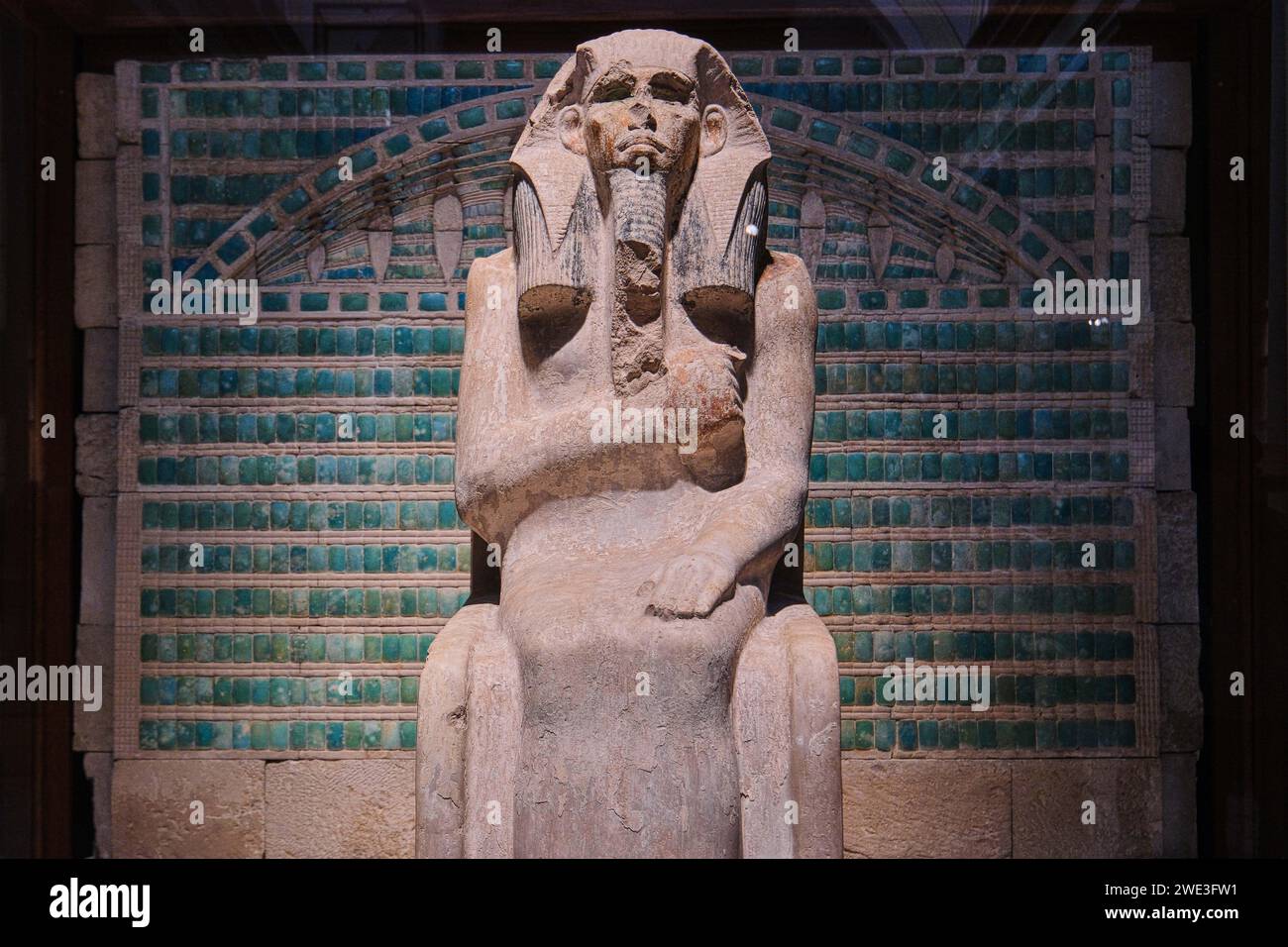 Cairo, Egitto - 2 gennaio 2024: Civiltà egiziana, Antico Regno, Dinastia III Statua del faraone Gioser (Djoser) di Saqqara Foto Stock