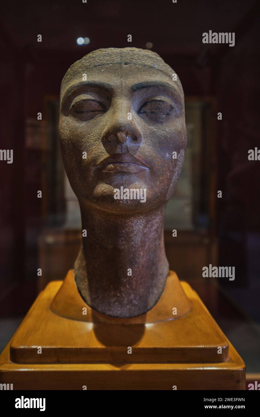 Cairo, Egitto - 2 gennaio 2024: Capo incompiuto di Nefertiti al Museo Egizio Foto Stock