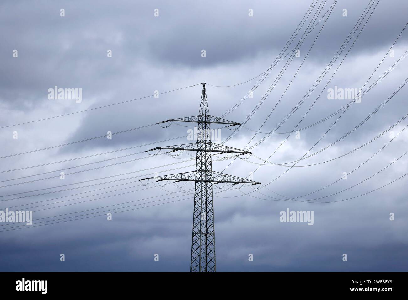 Strommasten bei den Industrieanlagen von Shell Energy a Wesseling bei Köln. Die Umgebung ist geprägt von Stromleitungen und Industrieschloten. Themenbild, Symbolbild. Wesseling, 22.01.2024 NRW Deutschland *** Power Pylons presso gli impianti industriali Shell Energys a Wesseling vicino a Colonia l'area circostante è caratterizzata da linee elettriche e camini industriali immagine a tema, immagine simbolica Wesseling, 22 01 2024 NRW Germania Copyright: XChristophxHardtx Foto Stock