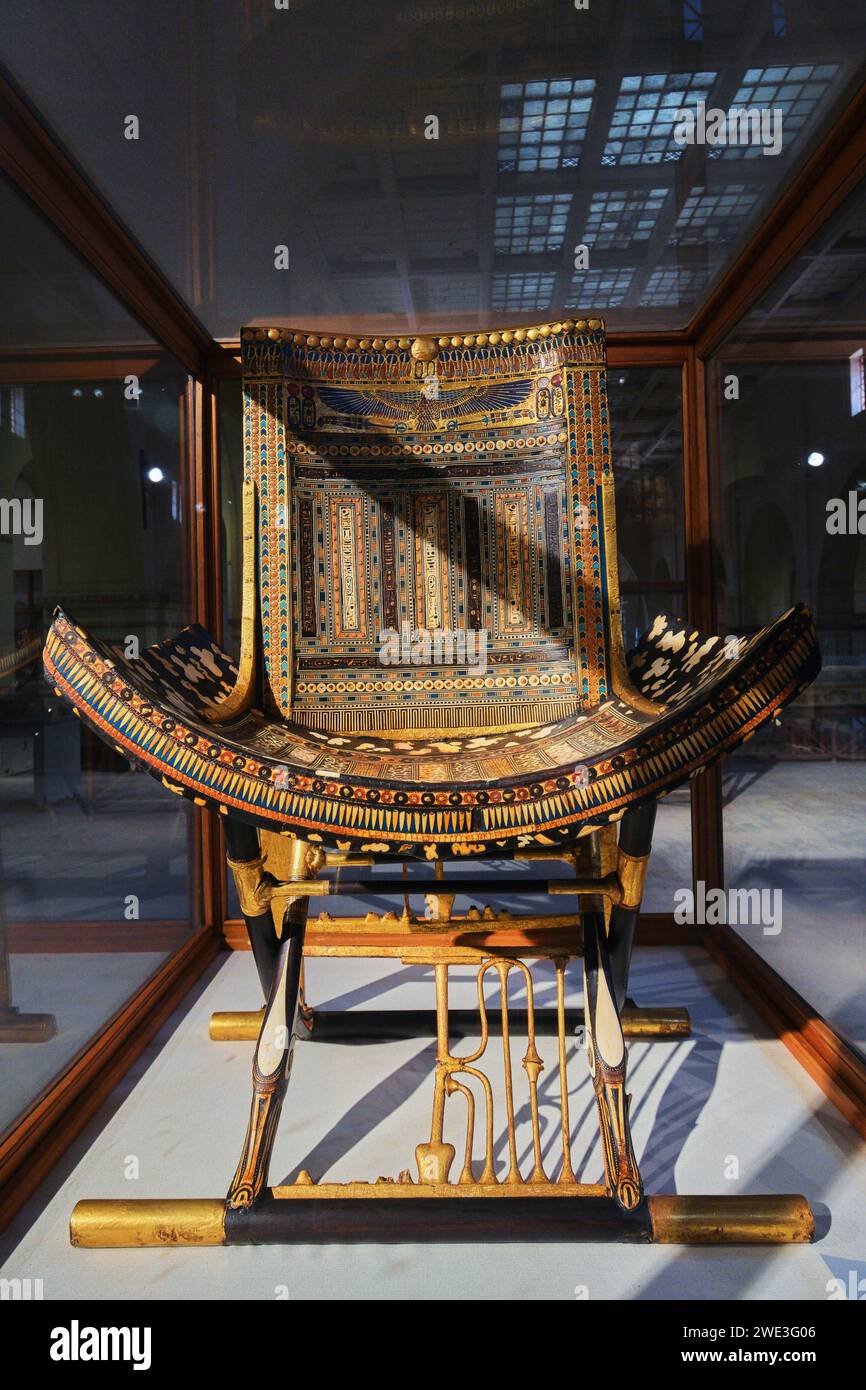 Cairo, Egitto - 2 gennaio 2024: Cattedra cerimoniale di Tutankhamon nel Museo delle antichità egizie (noto comunemente come Museo Egizio) Foto Stock
