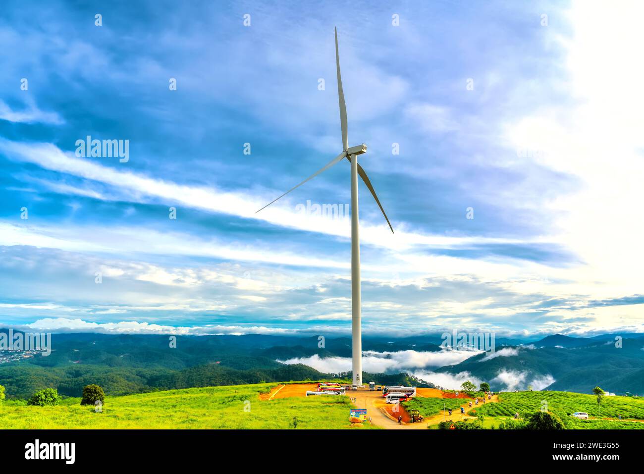 Turbine eoliche sulla cima della collina al mattino. Si tratta di una fonte di energia pulita che non inquina l'ambiente per servire l'elettricità per la peop Foto Stock