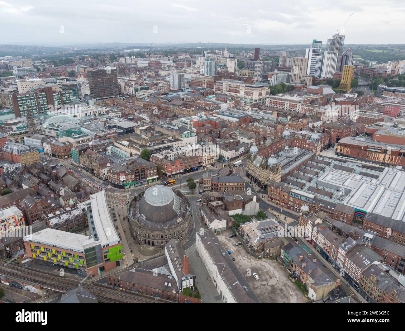 Fotografia aerea di Leeds Corn Exchange, Kirkgate Market, Trinity, Unite Student accommodation e il più ampio centro di Leeds, Yorkshire, Regno Unito Foto Stock
