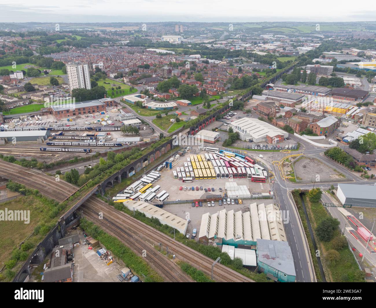 Fotografia aerea della linea ferroviaria principale e del viadotto in disuso dentro e fuori Leeds, il deposito Network Rail Holbeck, un deposito di autobus a Leeds, Yorkshire, Regno Unito Foto Stock