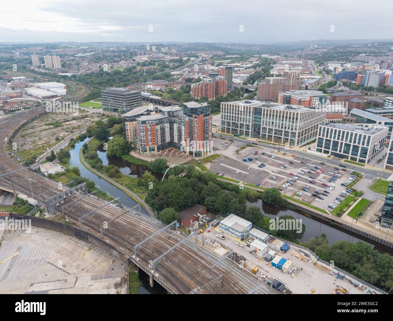 Fotografia aerea del parcheggio del sito davanti al 2 Whitehall Riverside, Wellington Place e ai principali treni fuori dal centro di Leeds, Yorkshire, Regno Unito Foto Stock