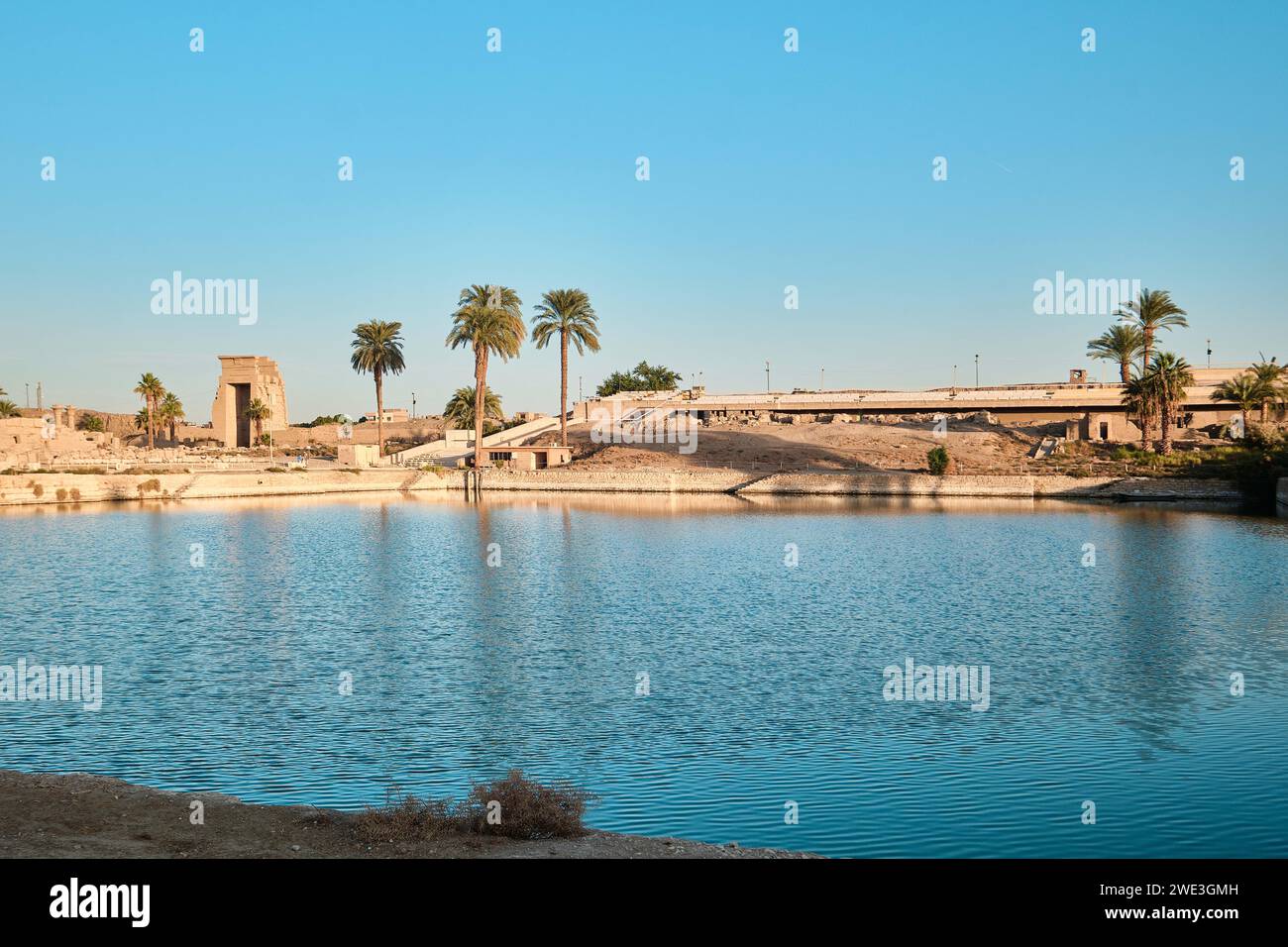 Luxor, Egitto - dicembre 26 2023: Complesso del tempio di Karnak, lago sacro del distretto di Amon-Re, rovine dell'antica civiltà egizia Foto Stock
