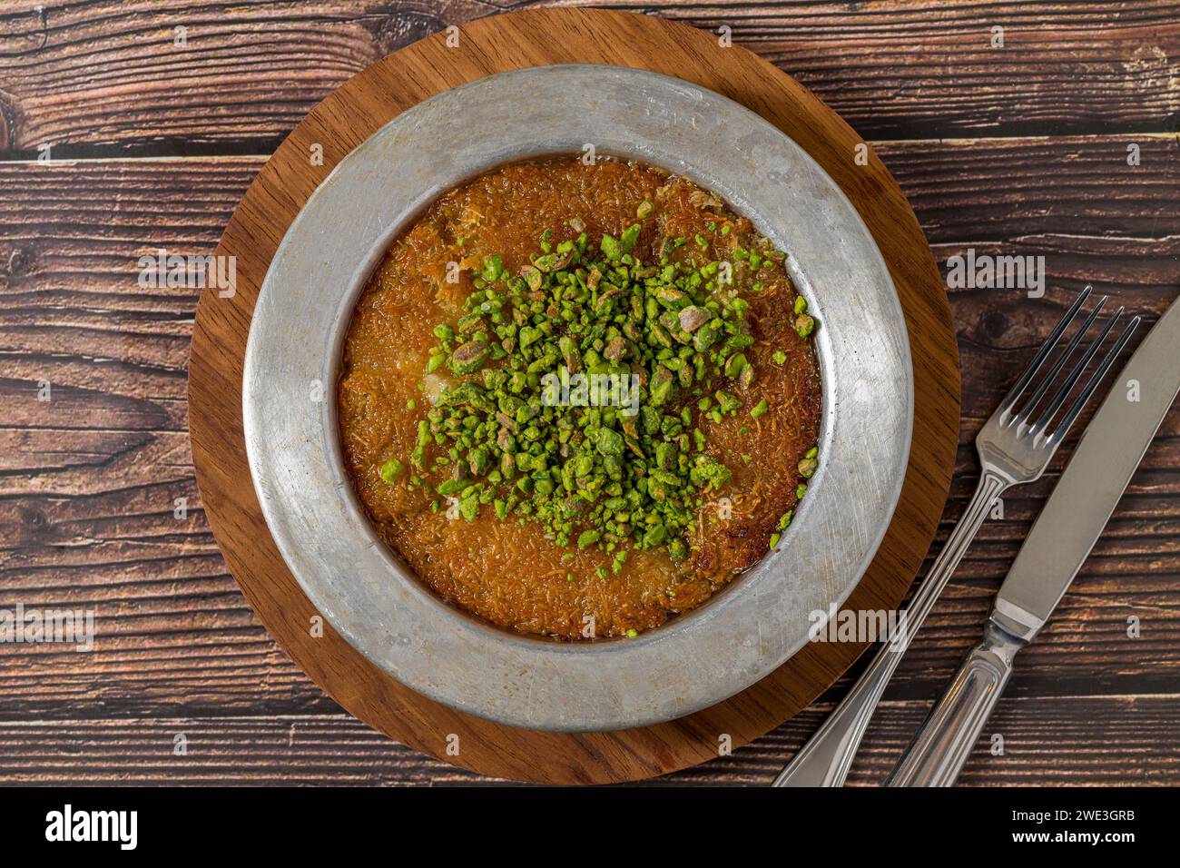 Dessert turco tradizionale kunefe al pistacchio su un tavolo di legno Foto Stock