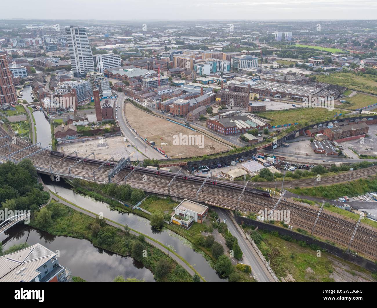 Fotografia aerea della linea ferroviaria principale per la stazione di Leeds, Regno Unito, River Aire, Leeds Liverpool Canal e Roads con il sito Globe Point prima della costruzione Foto Stock