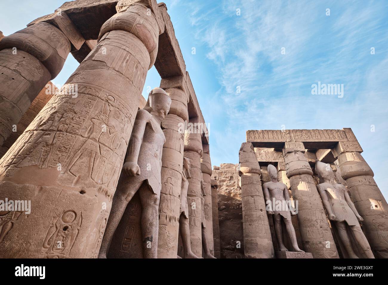 Luxor, Egitto - dicembre 26 2023: Vista del colonnato del Tempio di Amenofi III dal cortile di Ramses II al Tempio di Luxor Foto Stock