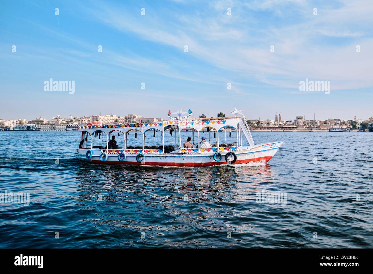 Luxor, Egitto - dicembre 26 2023: Barche a motore per attraversare il Nilo dall'altra parte, trasporto fluviale ornato Foto Stock