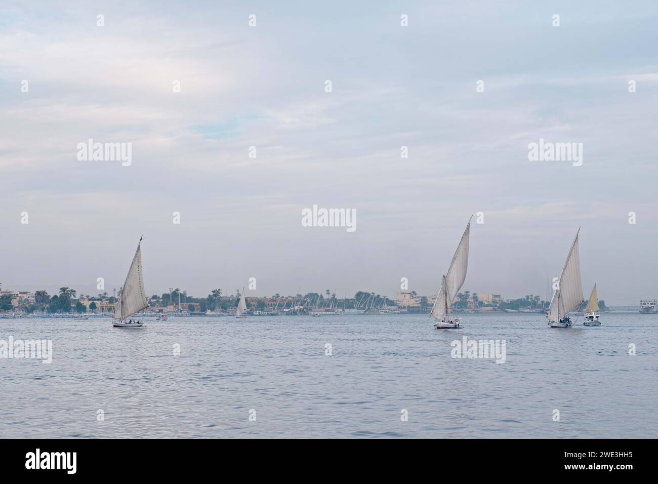 Luxor, Egitto - 26 2023 dicembre: Le Felucche tradizionali navigano lungo il Nilo al mattino Foto Stock