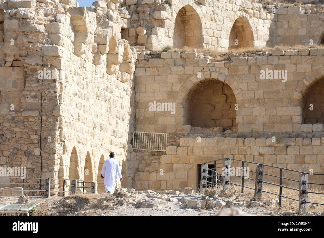 I visitatori di Karak Jordan presso le antiche rovine del castello crociato del XII secolo viste nell'agosto 2023 Foto Stock