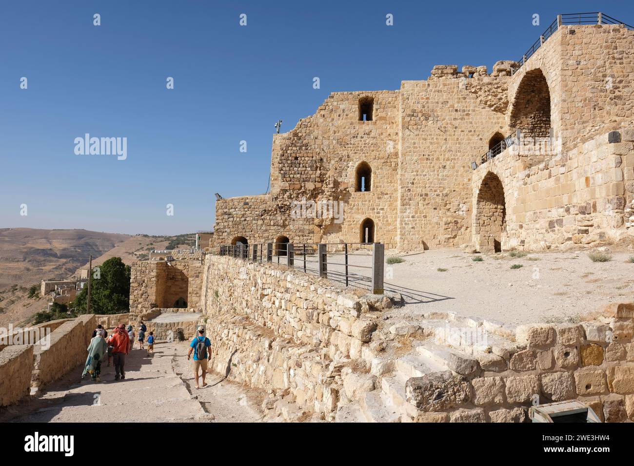 I visitatori di Karak Jordan presso le antiche rovine del castello crociato del XII secolo viste nell'agosto 2023 Foto Stock