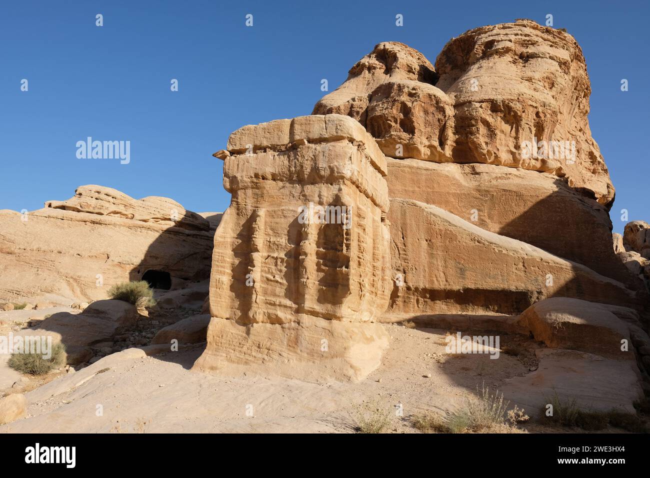 Petra Jordan - uno dei tre grandi monumenti Nabatei scolpiti nella roccia del blocco di Djinn sull'avvicinamento al Siq risalente al i secolo d.C. Foto Stock