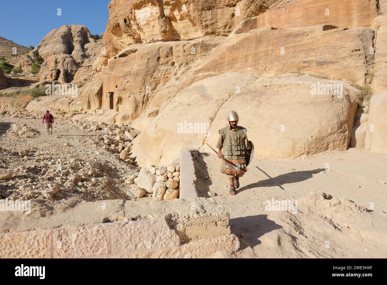Petra Jordan un uomo vestito come un antico guerriero nabateo tra le colline rocciose di Petra - agosto 2023 Foto Stock