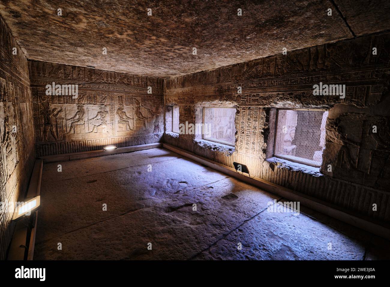 Dendera, Egitto - dicembre 28 2023: Antichi geroglifici e rilievi nel tempio della dea Hathor nel complesso del tempio di Dendera Foto Stock