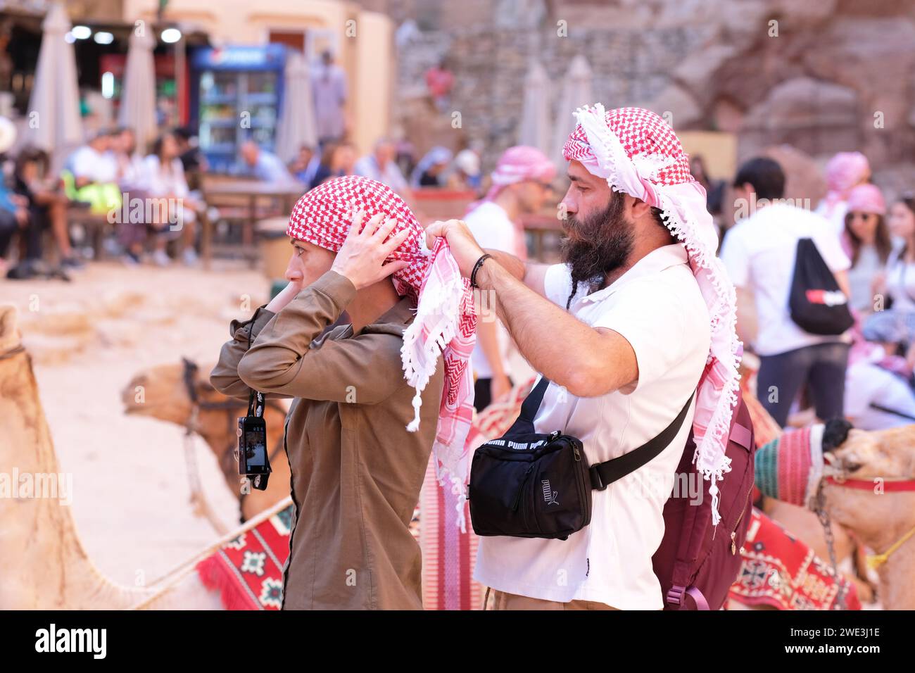 Petra Jordan turisti con sciarpe locali al Tesoro nell'agosto 2023 Foto Stock