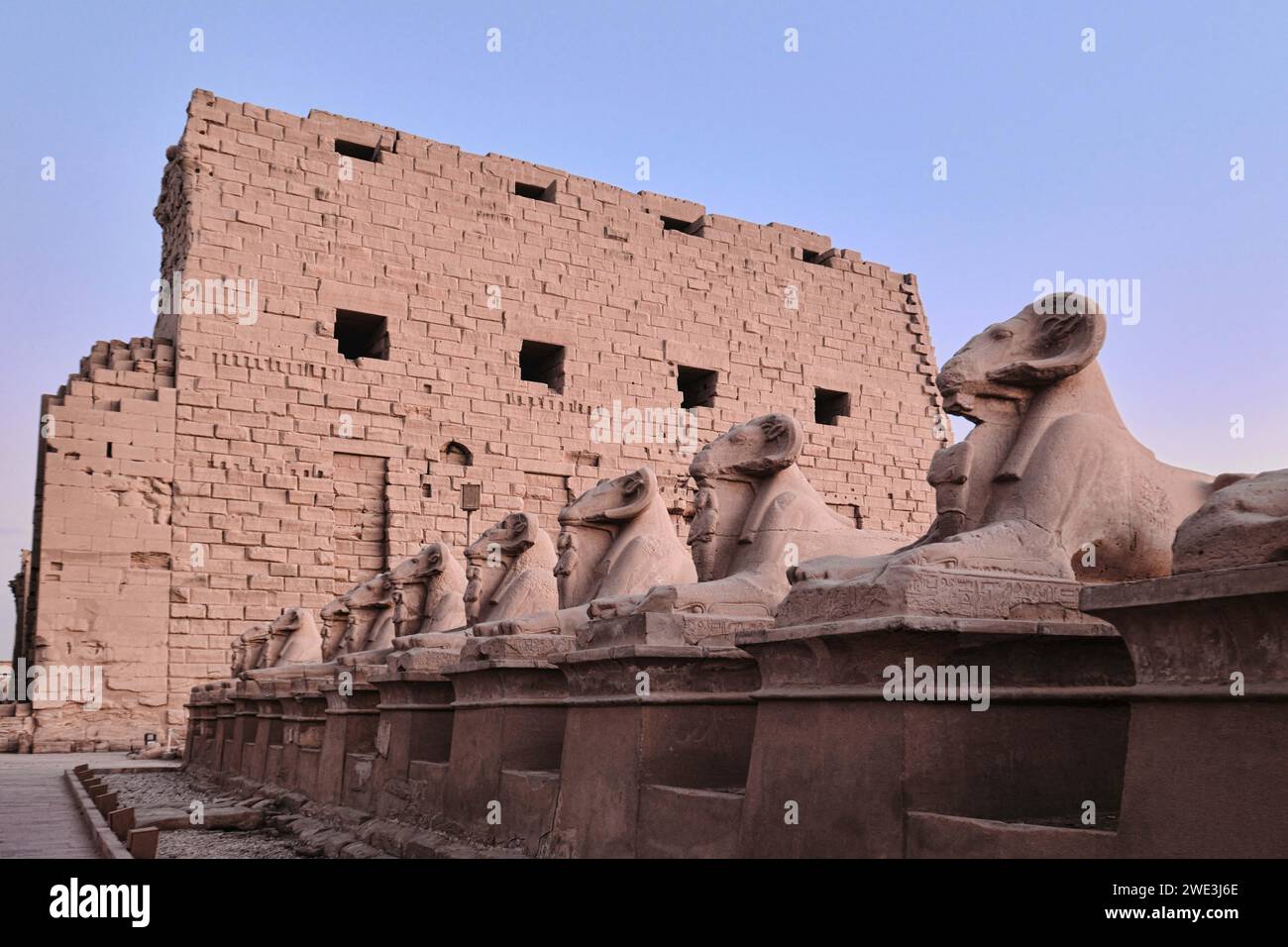 Luxor, Egitto - dicembre 26 2023: Tempio di Karnak, vicolo delle sfingi, rovine del tempio Foto Stock