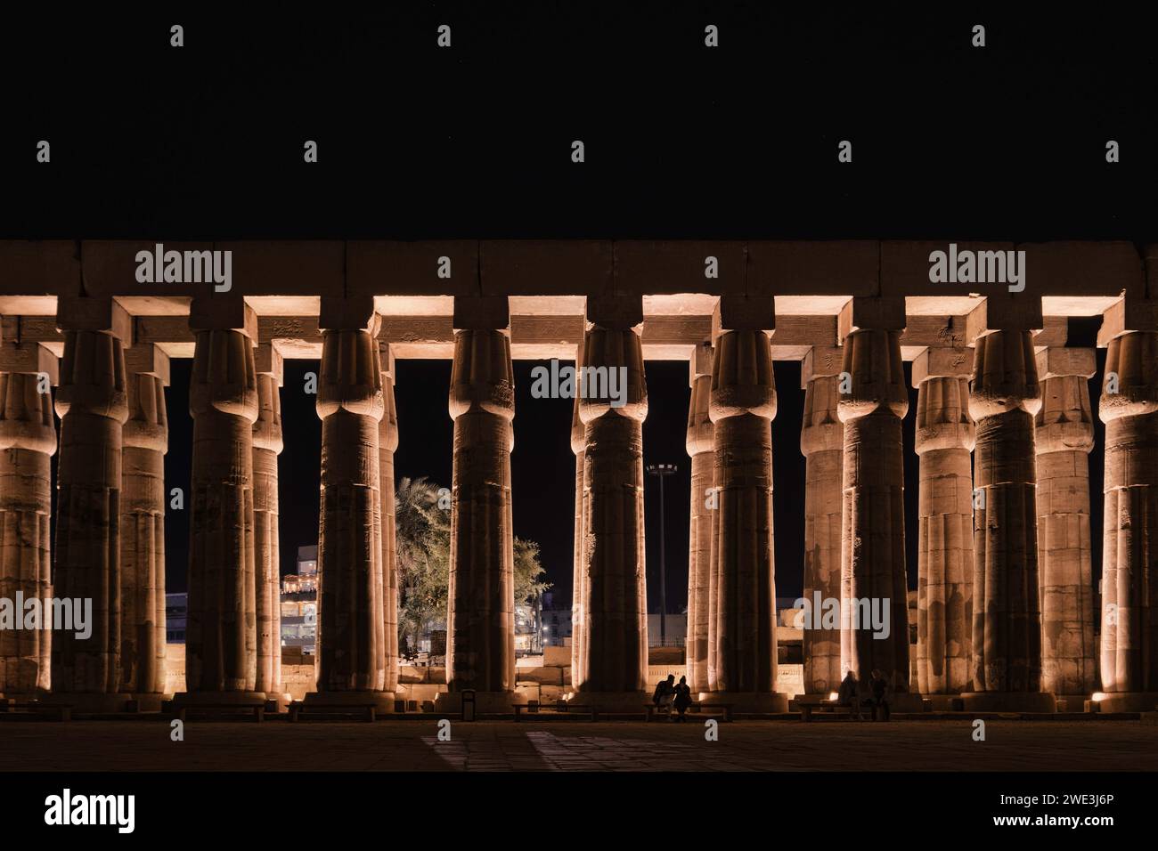 Luxor, Egitto - dicembre 26 2023: Colonnato del tempio di Luxor illuminato di notte Foto Stock
