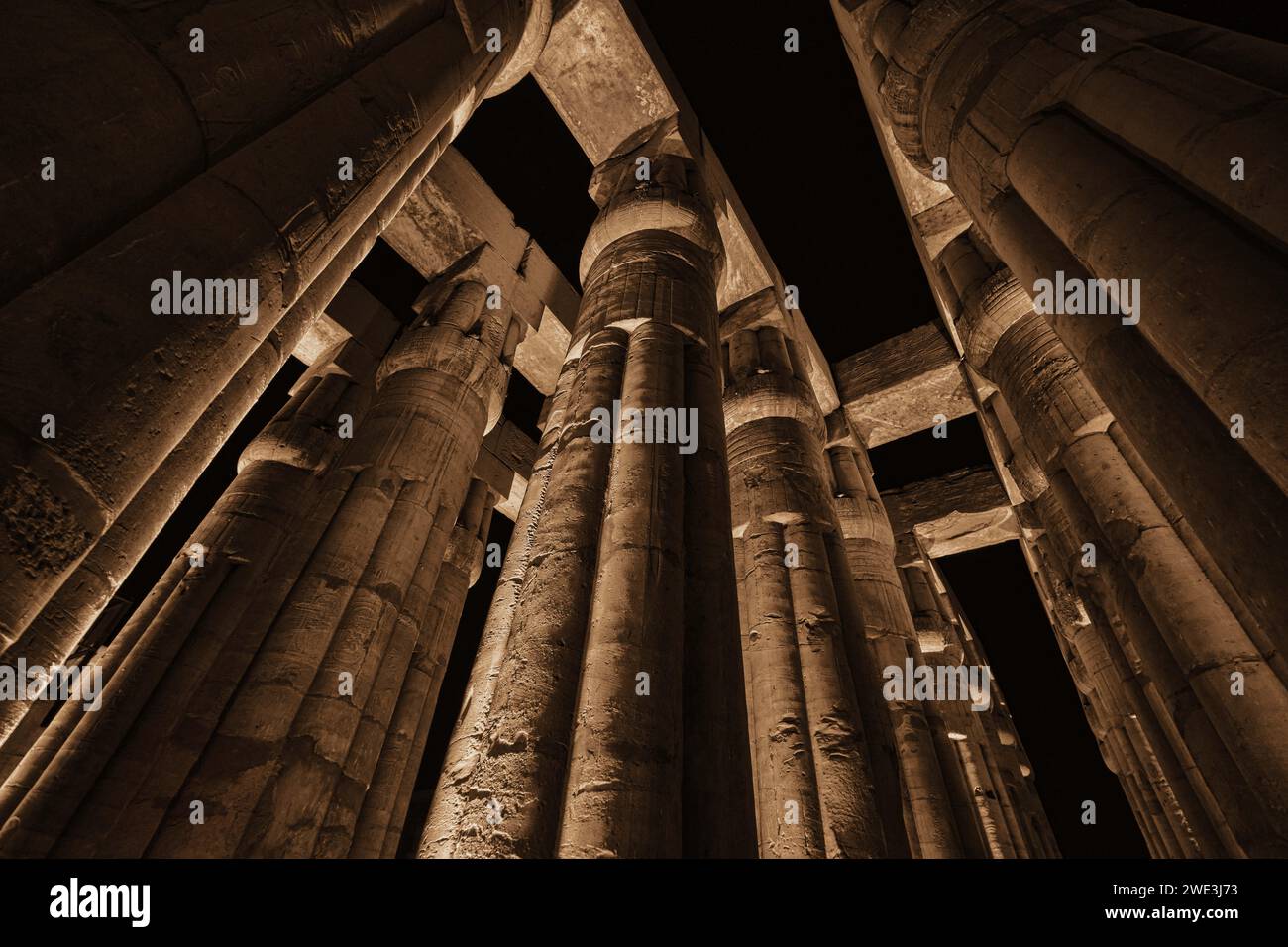 Luxor, Egitto - dicembre 26 2023: Colonnato del tempio di Luxor illuminato di notte Foto Stock