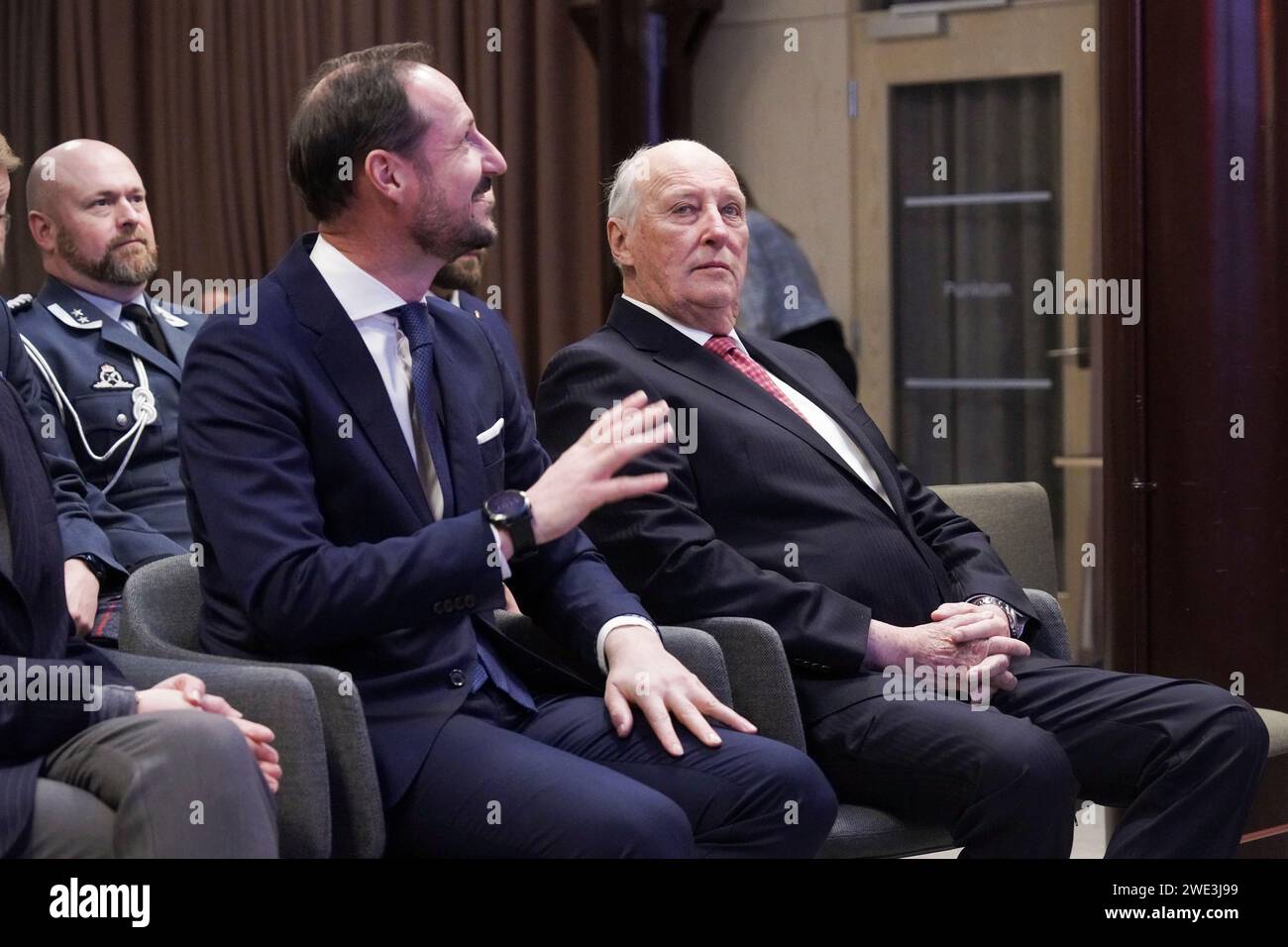 Oslo 20240123. Il re Harald e il principe ereditario Haakon visitano il Faktisk.no a Pressens hus a Oslo il martedì. Faktisk.no AS è un'organizzazione senza scopo di lucro e una redazione indipendente per il controllo dei fatti del dibattito sociale e del discorso pubblico in Norvegia. Foto: OLE Berg-Rusten / NTB Foto Stock
