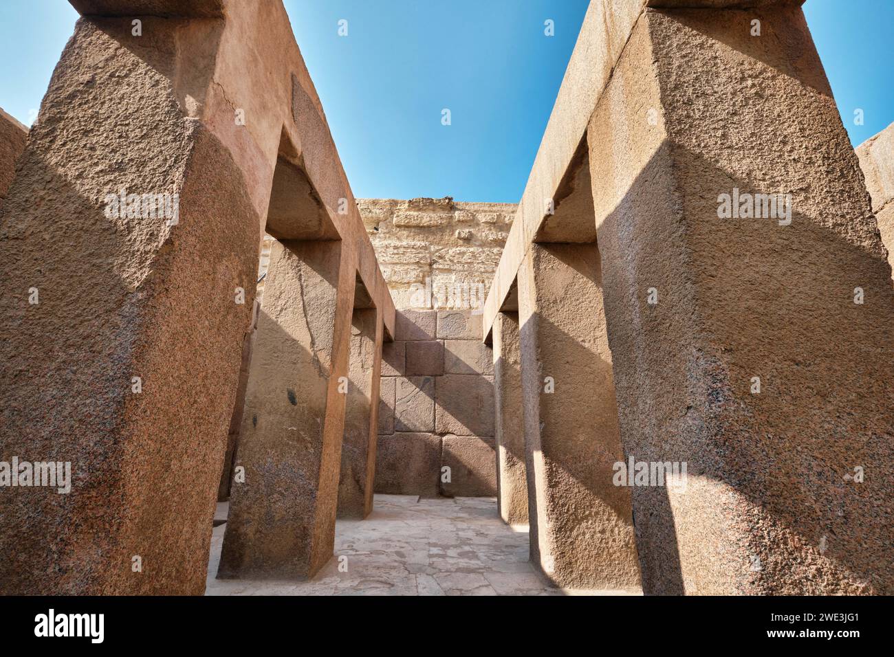 Enormi pilastri all'interno del Tempio a valle di Khafre, noto anche come Tempio di granito. Complesso del Tempio mortuario di Khafre presso la grande Sfinge di Giza Foto Stock