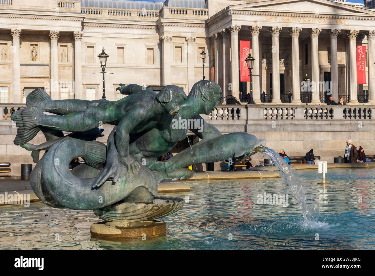 Fontane di Trafalgar Square a Londra con la National Gallery sullo sfondo. Westminster, Londra, Regno Unito Foto Stock