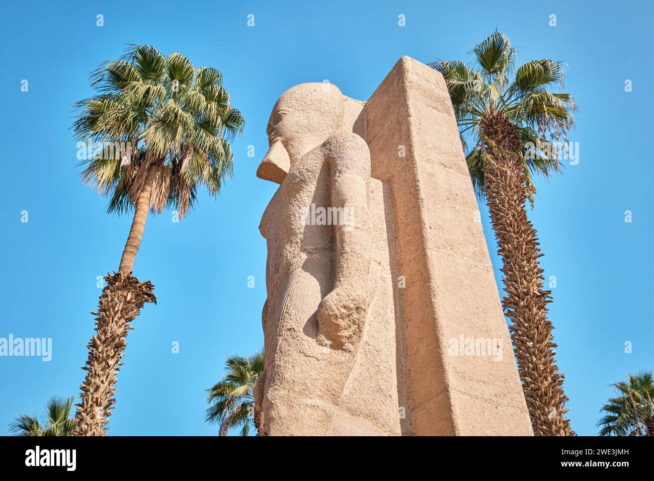 Memphis, Egitto - 2 gennaio 2024: Statua di Ramses II Foto Stock