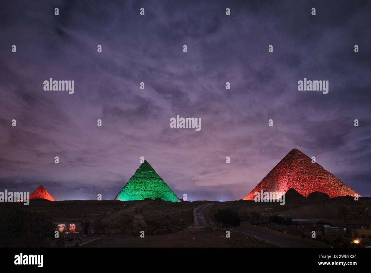 Giza, Egitto - 24 dicembre 2023: Spettacoli di luci colorate sulle antiche piramidi di Giza Foto Stock