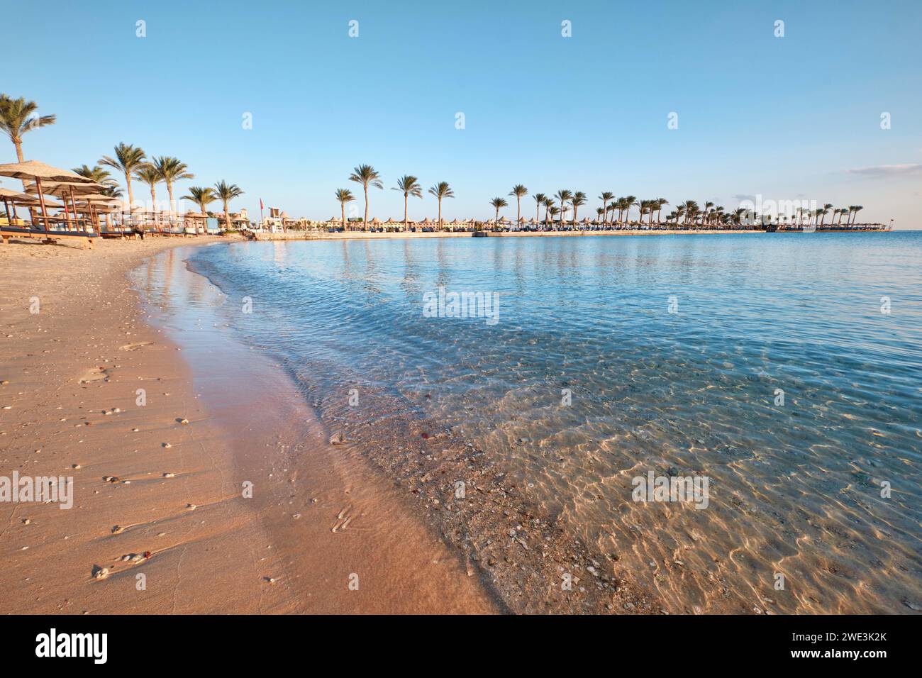 Hurghada, Egitto - 3 gennaio 2024: Spiaggia sul Mar Rosso di fronte a bel Air Azur Resort Hotel Foto Stock