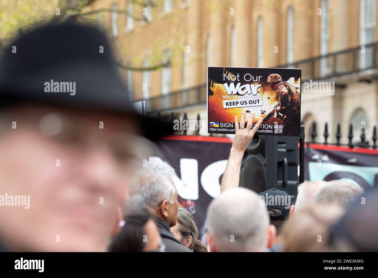 I manifestanti contro il coinvolgimento della Gran Bretagna nella guerra in Ucraina si riuniscono vicino a Downing Street a Londra. Foto Stock