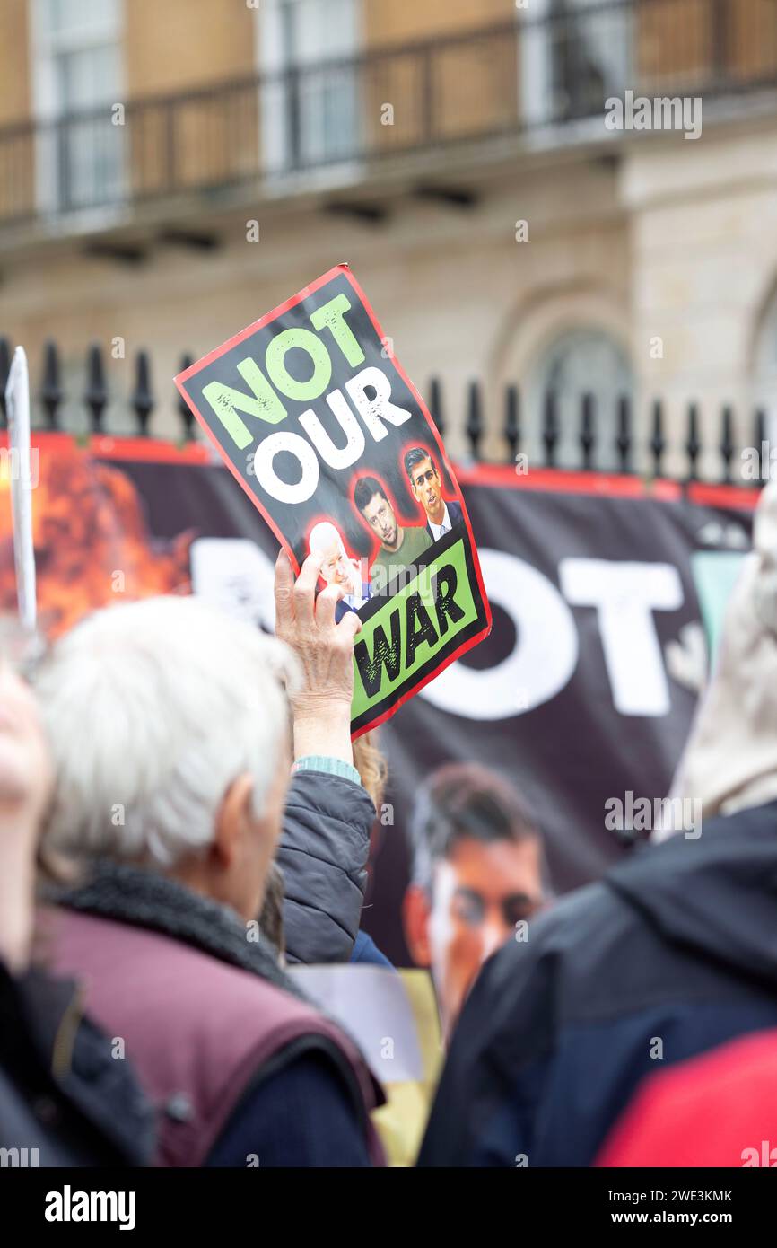 I manifestanti contro il coinvolgimento della Gran Bretagna nella guerra in Ucraina si riuniscono vicino a Downing Street a Londra. Foto Stock