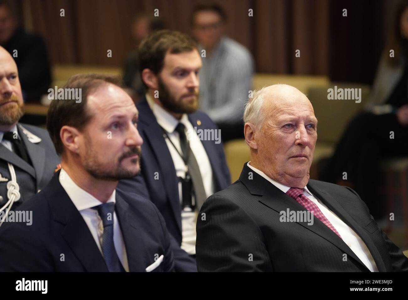 Oslo 20240123. Il re Harald e il principe ereditario Haakon visitano il Faktisk.no a Pressens hus a Oslo il martedì. Faktisk.no AS è un'organizzazione senza scopo di lucro e una redazione indipendente per il controllo dei fatti del dibattito sociale e del discorso pubblico in Norvegia. Foto: OLE Berg-Rusten / NTB Foto Stock