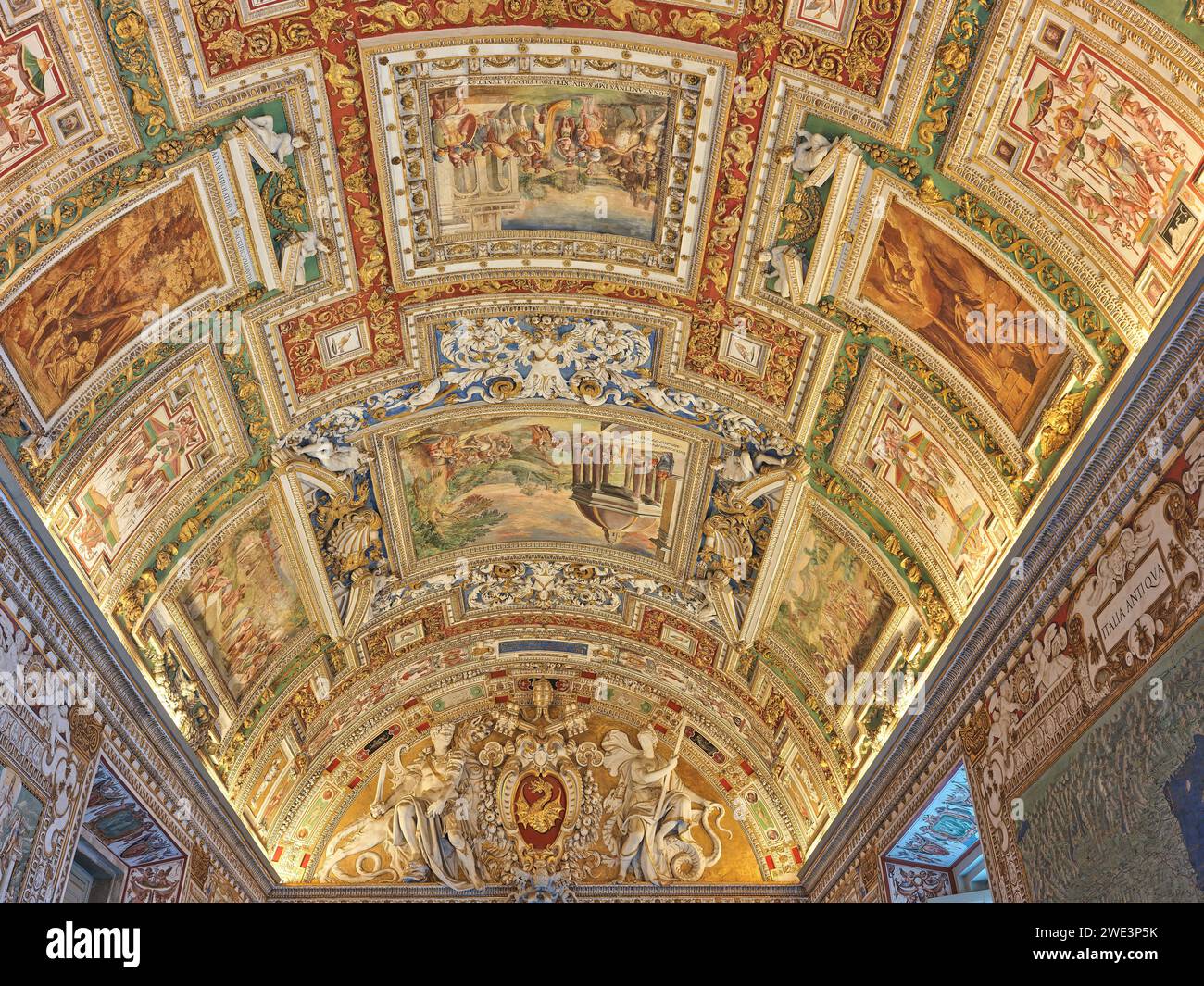 Dipinti e decorazioni sul soffitto nella galleria di mappe geografiche, Musei Vaticani, Roma, Italia. Foto Stock